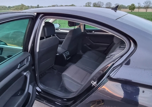 Volkswagen Passat cena 52000 przebieg: 198000, rok produkcji 2016 z Radom małe 37